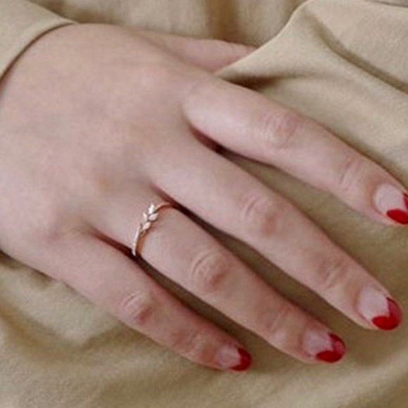 Sale💕Petal Rhinestone Rose Gold Ring ✨ - Picture 2 of 3